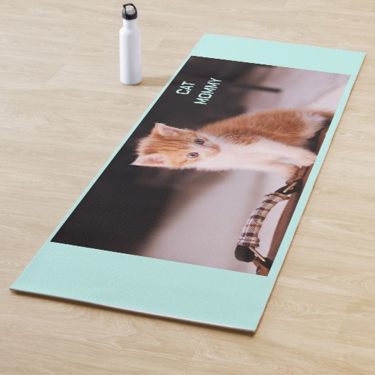 可愛いライトブルー「キャットモミー」オレンジ色の子猫 ヨガマット (インサイチュ)