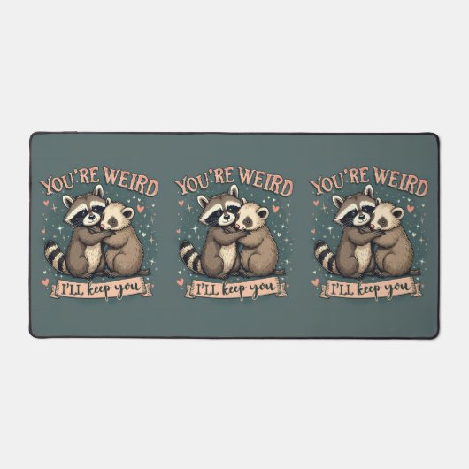 可愛いラクーンとフェレット・ハグとおもしろい引用文 デスクマット (正面)