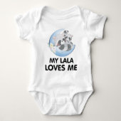 可愛いラクーンの花私のララは私を愛している ベビーボディスーツ (正面)