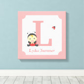 可愛いラディバグベビーガール子供部屋レターネームプリント キャンバスプリント (インサイチュ (ウッドフロア))