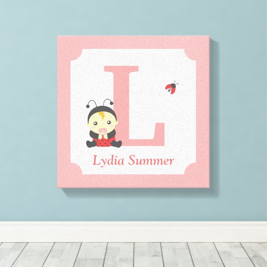 可愛いラディバグベビーガール子供部屋レターネームプリント キャンバスプリント (インサイチュ (ウッドフロア))