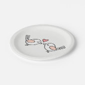 可愛いラバキスをするバードがピンク結婚の ペーパープレート (アングル)