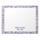 可愛いラベンダー柄の水色の花ライトグレー ノートパッド (正面)