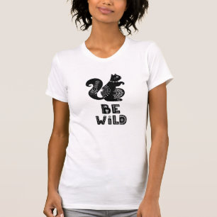 可愛いリスとワイルドなレタリングをしている Tシャツ