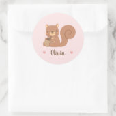 可愛いリス持ちアコーン女の子名ピンク ラウンドシール (バッグ)