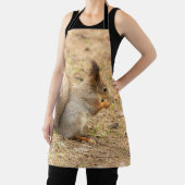 可愛いリス食べルのナッツの写真 エプロン (インサイチュ)