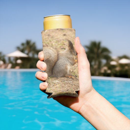 可愛いリス食べルのナッツの写真 スリム缶クーラー (インサイチュ プール)