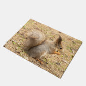 可愛いリス食べルのナッツの写真 ドアマット (アングル)