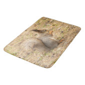 可愛いリス食べルのナッツの写真 バスマット (アングル)