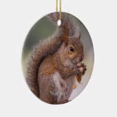 可愛いリス食べルの写真をパーソナライズ セラミックオーナメント (右)