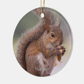 可愛いリス食べルの写真をパーソナライズ セラミックオーナメント (左)