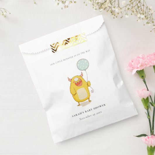 可愛いリトルアクアイエローモンスターベビーシャワー招待状 フェイバーバッグ (封をした状態)