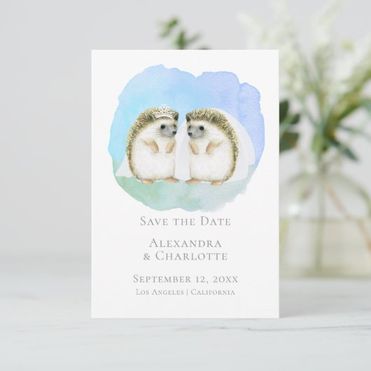 可愛いレズビアン・ヘッジホッグ・カップルの日付を保存結婚する セーブザデート (スタンド正面)