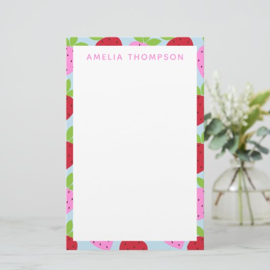 可愛いレトロいちごフルーツのパタパーソナライズされたーン 便箋 (スタンド正面)