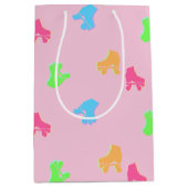 可愛いロカラフルーラースケートのダービーパターンピンク ミディアムペーパーバッグ (正面)