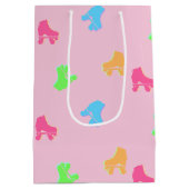 可愛いロカラフルーラースケートのダービーパターンピンク ミディアムペーパーバッグ (裏面)