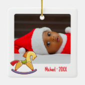 可愛いロッキングホース2写真クリスマス1回目のベビー セラミックオーナメント (裏面)