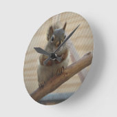 可愛い丸いリスのブランチ ラウンド壁時計 (傾斜)
