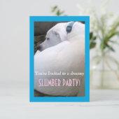 可愛い丸っぽい白い眠っている子犬の眠りパーティー 招待状 (スタンド正面)