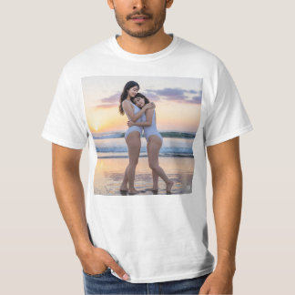 可愛い二人の美女が抱き合い愛を確かめ合っている Tシャツ
