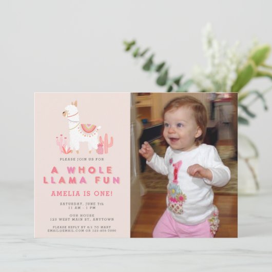 可愛い全体ラマおもしろいピンク最初の誕生日写真 招待状 (スタンド正面)