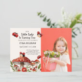 可愛い写真の私たちの小さなラディバグガール誕生日 招待状 (スタンド正面)