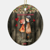 可愛い初めてのクリスマス結婚したかわいいカップル セラミックオーナメント (左)