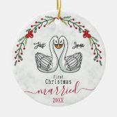 可愛い初めてのクリスマス結婚したの白鳥 セラミックオーナメント (正面)