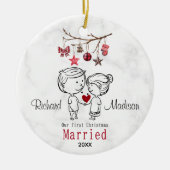 可愛い初めてのクリスマス結婚した漫画カップル セラミックオーナメント (正面)