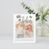 可愛い双子の写真誕生のお知らせ王ベビー 案内状 (スタンド正面)