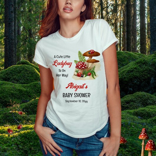 可愛い可愛いテントウムシが赤ちゃんシャワーを浴びる トライブレンドTシャツ