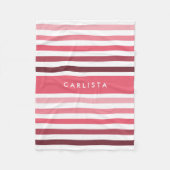 可愛い大ストライプ柄の名前が鮮やかなピンク フリースブランケット (正面)