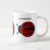 可愛い女の子が虫のまわりにめ ジャンボコーヒーマグカップ (右)