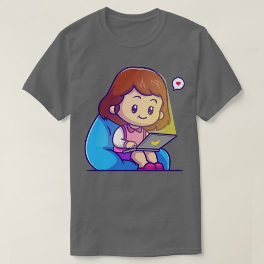 可愛い女の子の座っ遊ているノートパソコンの漫画 Tシャツ (デザイン正面)