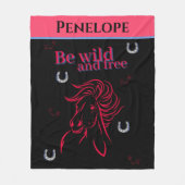 可愛い女の子は野生で自由な装飾馬 フリースブランケット (正面)