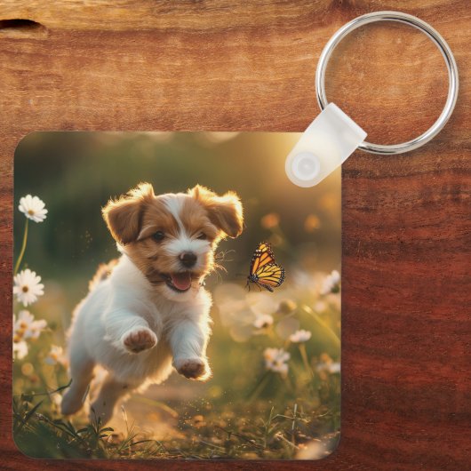 可愛い子犬が蝶を追いかける キーホルダー (裏面)
