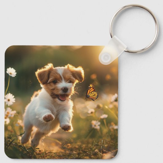 可愛い子犬が蝶を追いかける キーホルダー (裏面)