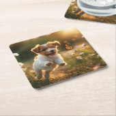 可愛い子犬が蝶を追いかける スクエアペーパーコースター (アングル)