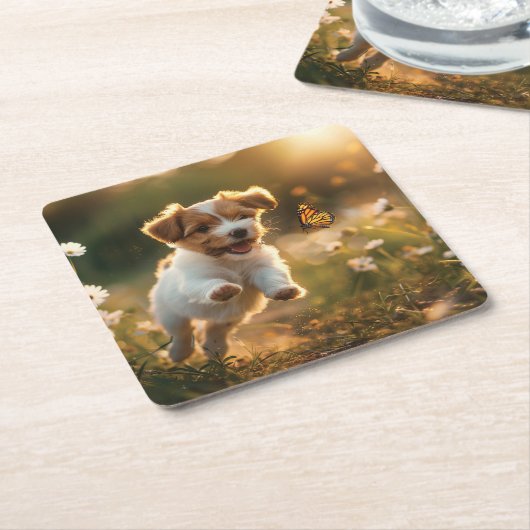 可愛い子犬が蝶を追いかける スクエアペーパーコースター (アングル)