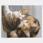 可愛い子猫が大好き母猫 フリースブランケット (正面(横))
