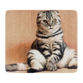 可愛い子猫が手足を伸ばした カッティングボード