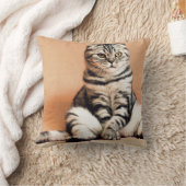 可愛い子猫が手足を伸ばした クッション (ブランケット)