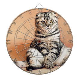 可愛い子猫が手足を伸ばした ダーツボード