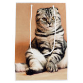 可愛い子猫が手足を伸ばした ミディアムペーパーバッグ (裏面)