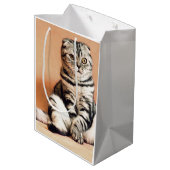 可愛い子猫が手足を伸ばした ミディアムペーパーバッグ (裏面アングル)