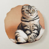 可愛い子猫が手足を伸ばした ラウンドクッション (裏面)