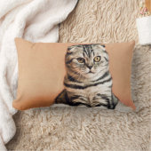 可愛い子猫が手足を伸ばした ランバークッション (ブランケット)