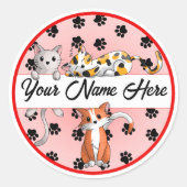 可愛い子猫の赤い背景 ラウンドシール (正面)