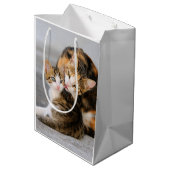 可愛い子猫を愛する母猫フォト – ラップ ミディアムペーパーバッグ (裏面アングル)