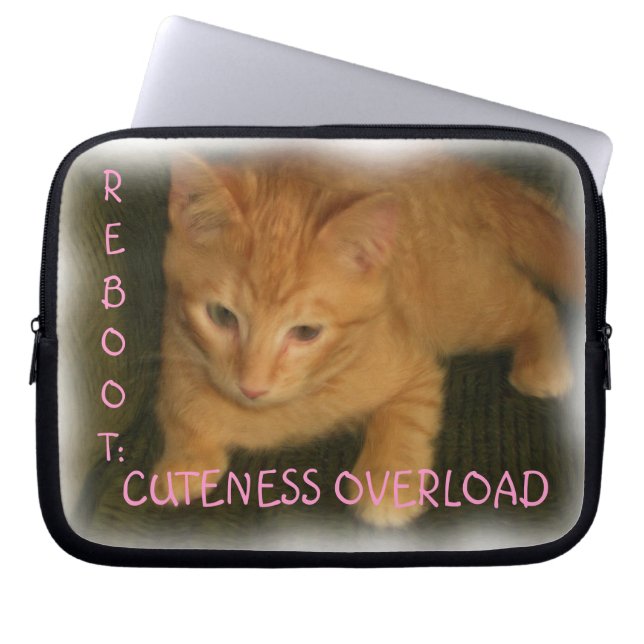 可愛い子猫「REBOOT: CUENESS OVERLOAD」ノートパソコンのケース ラップトップスリーブ (正面)